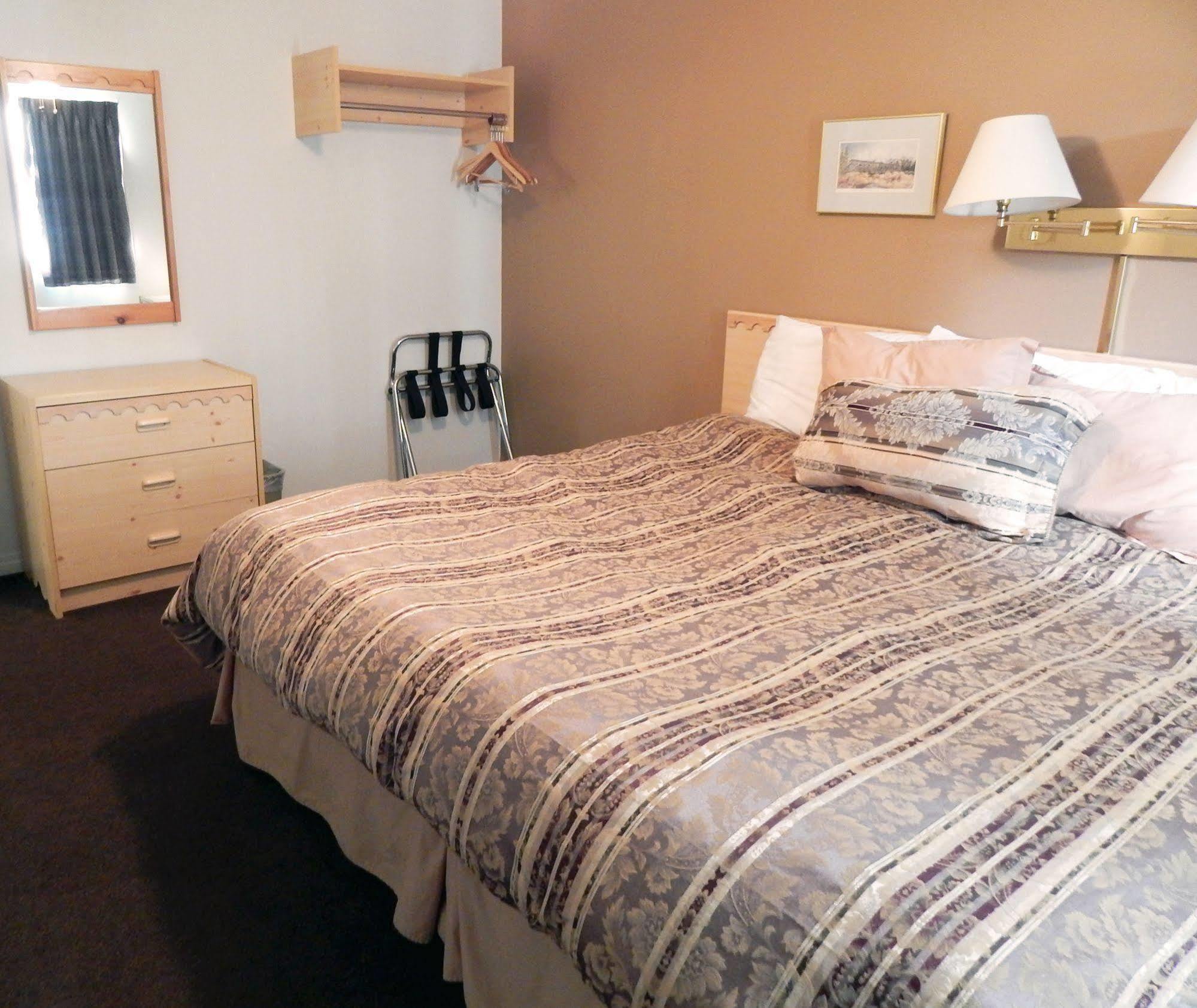 Banff Boundary Lodge Кенмор Екстер'єр фото